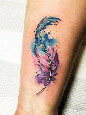 Tatouage plume ondulée bleu , rose et lilas